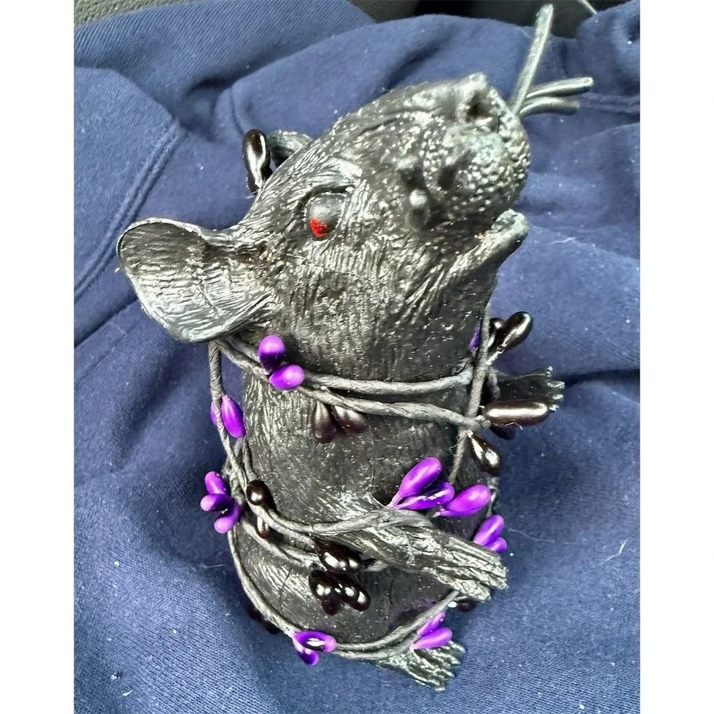 GagGifts Halloween Rat Figurine Wrapped in‎ Purple & Black Garland 6